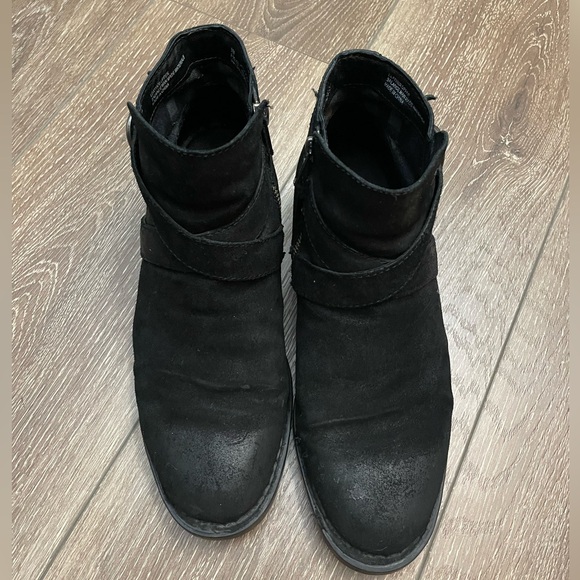 LADIES BORN DISTRESSED LEATHER ANKLE BOOTS - SIZE 9, BLACK. - Picture 2 of 7
